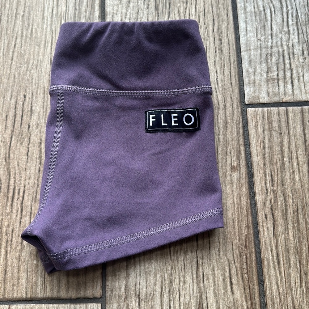 Fleo booty shorts gently used. Small midrise 2.5”